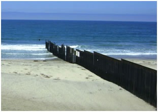 Línea fronteriza internándose hacia el Océano Pacífico entre Tijuana, B.C. y San Diego, California. Ca 2009